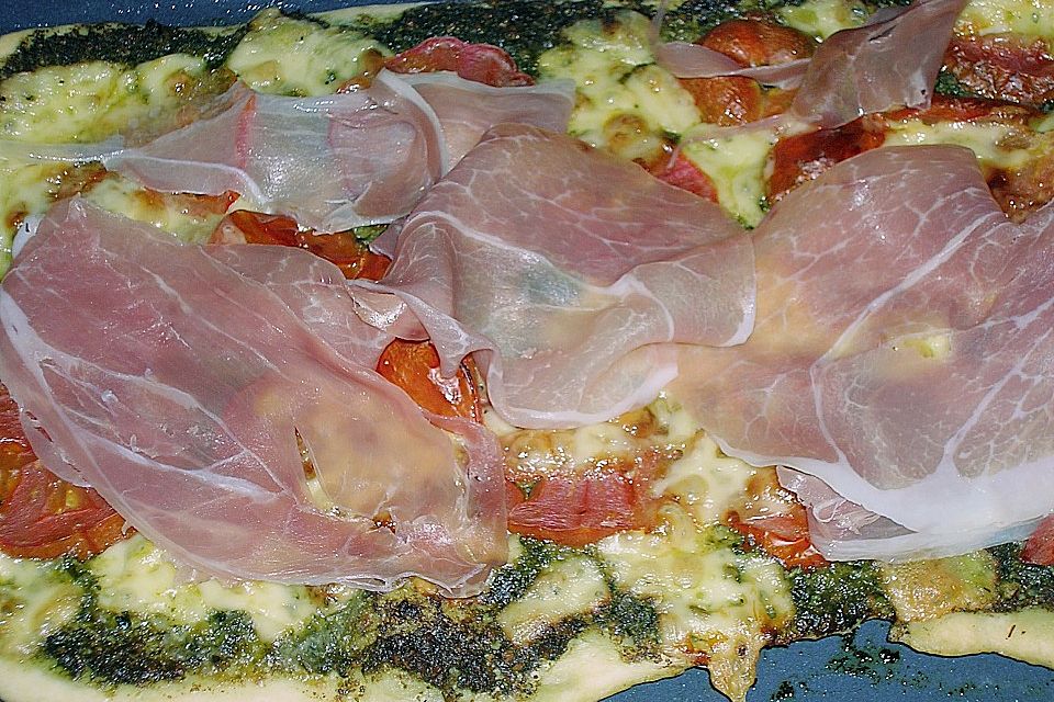 Pizza mit Pesto, Tomaten und Schinken