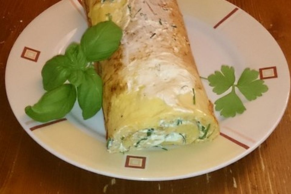 Große pikante Pfannkuchenroulade