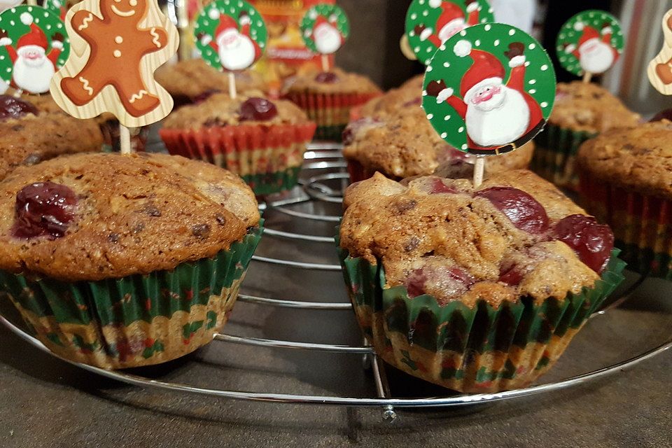 Weihnachtsmuffins mit Kirschen und Schokolade