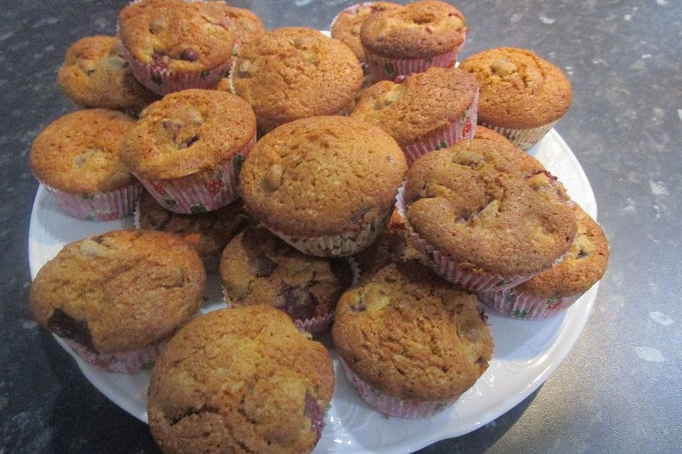 Weihnachtsmuffins mit Kirschen und Schokolade