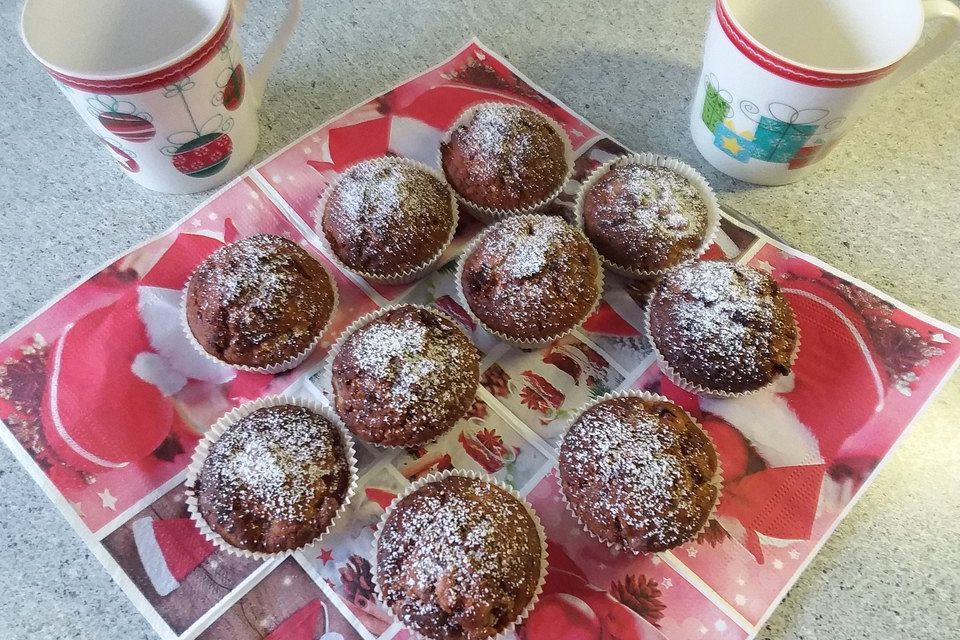 Weihnachtsmuffins mit Kirschen und Schokolade