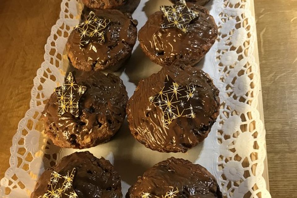 Weihnachtsmuffins mit Kirschen und Schokolade