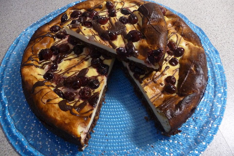 Weihnachtliche Käsetorte mit Schoko-Nussboden und Cranberries