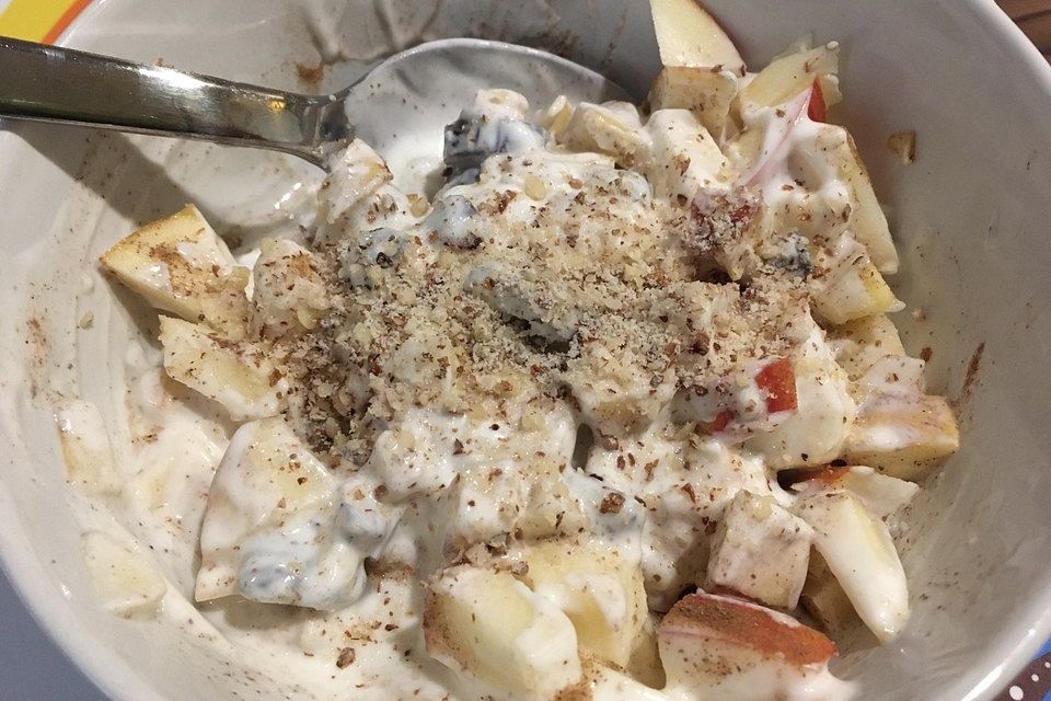 Apfel-Pflaumen-Frühstück mit Zimtjoghurt und Walnüssen