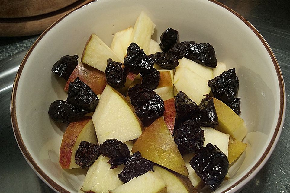 Apfel-Pflaumen-Frühstück mit Zimtjoghurt und Walnüssen