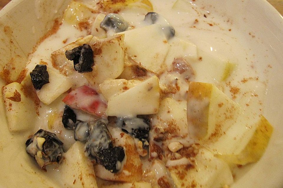 Apfel-Pflaumen-Frühstück mit Zimtjoghurt und Walnüssen