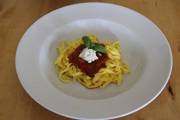 Pasta in Tomatensauce mit Frischkäse in 10 Minuten
