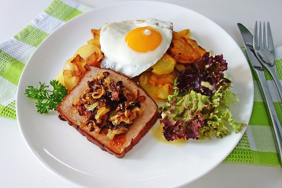 Bratkartoffeln mit Leberkäse und Salat