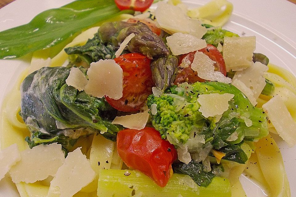 Tagliatelle mit grünem Spargel, Cima di Rapa und Bärlauch