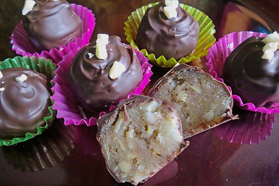 Nuss-Amaretto-Pralinen mit  Kornelkirschsirup