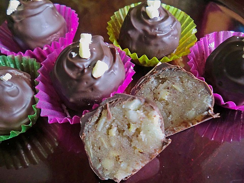 Nuss-Amaretto-Pralinen mit Kornelkirschsirup von Kräuterjule| Chefkoch Nuss-Amaretto-Pralinen mit Kornelkirschsirup von Kräuterjule| Chefkoch