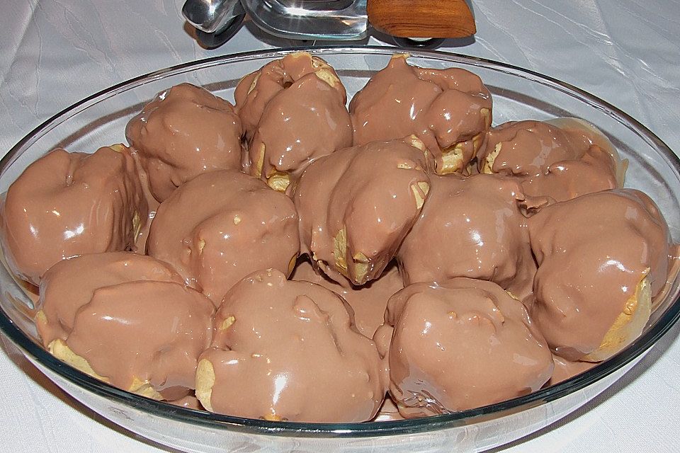 Profiteroles-gefüllte Windbeutel