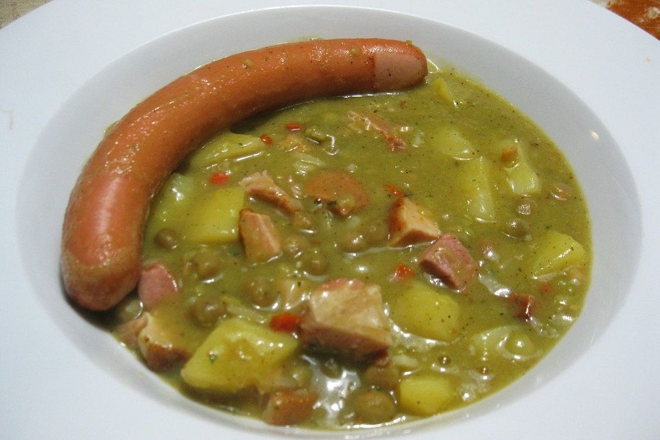 Erbsensuppe mit Würstchen