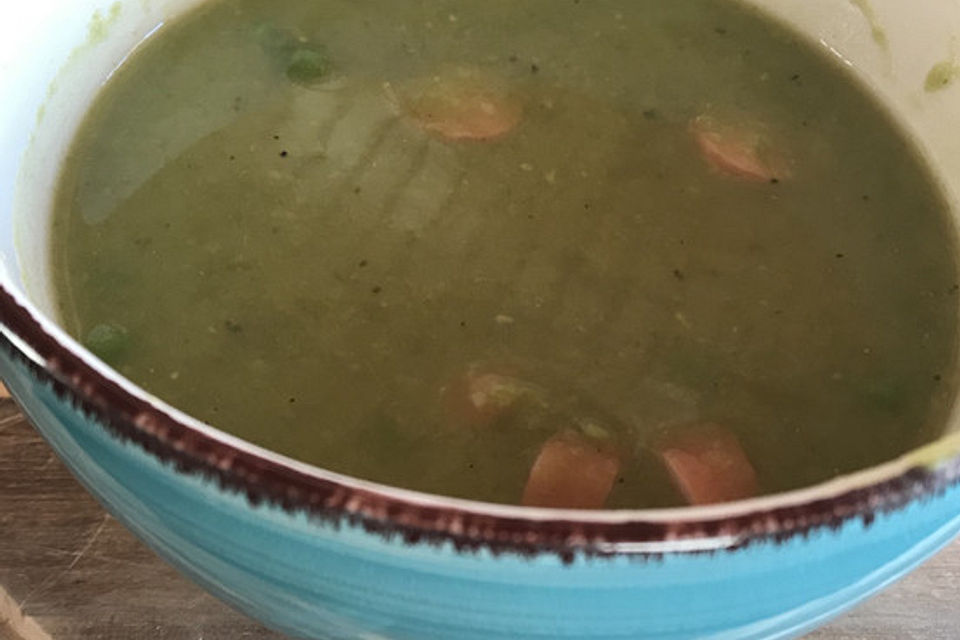 Erbsensuppe mit Würstchen