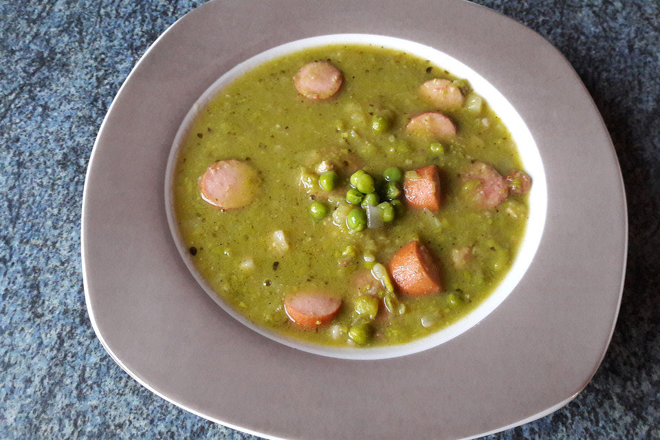 Erbsensuppe mit Würstchen