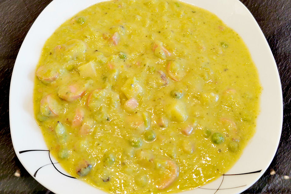 Erbsensuppe mit Würstchen