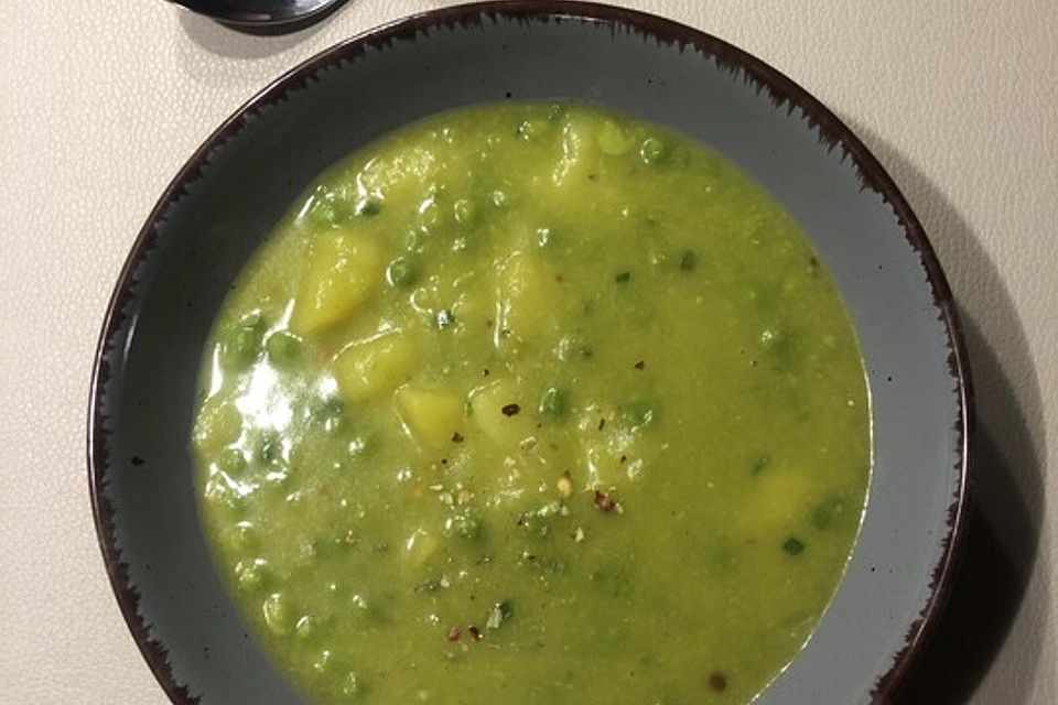 Erbsensuppe mit Würstchen