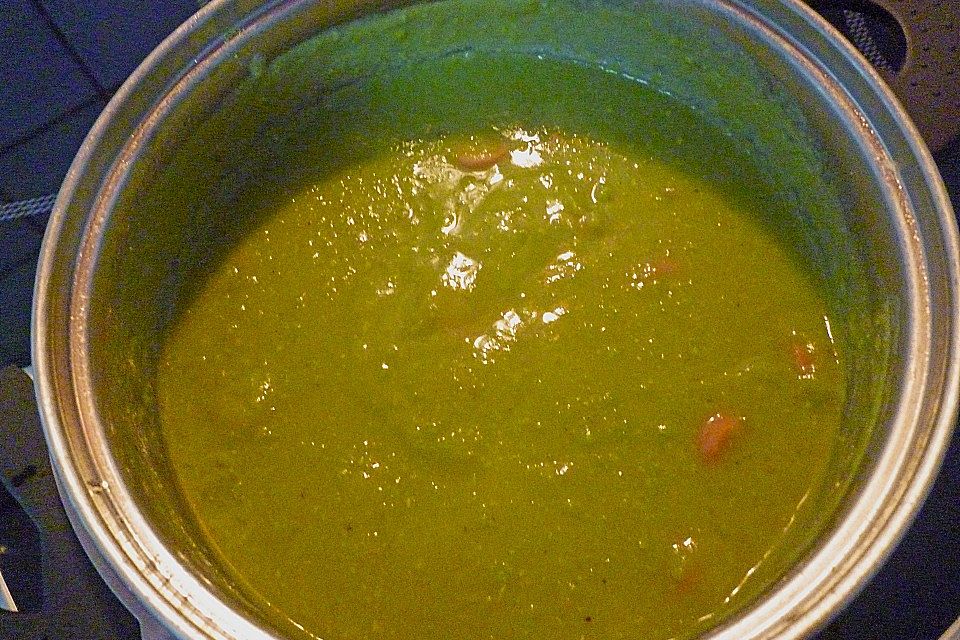 Erbsensuppe mit Würstchen