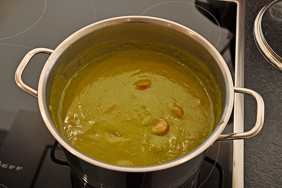 Erbsensuppe mit Würstchen