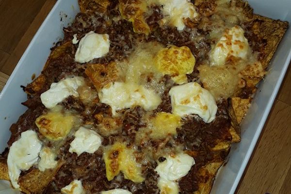 Überbackenes Hackfleisch vom Blech mit Tortillachips, Salsa, Crème ... Überbackenes Hackfleisch vom Blech mit Tortillachips, Salsa, Crème ...