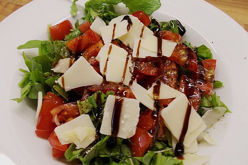 Rauke-Tomaten-Salat mit Balsamicodressing und Parmigiano