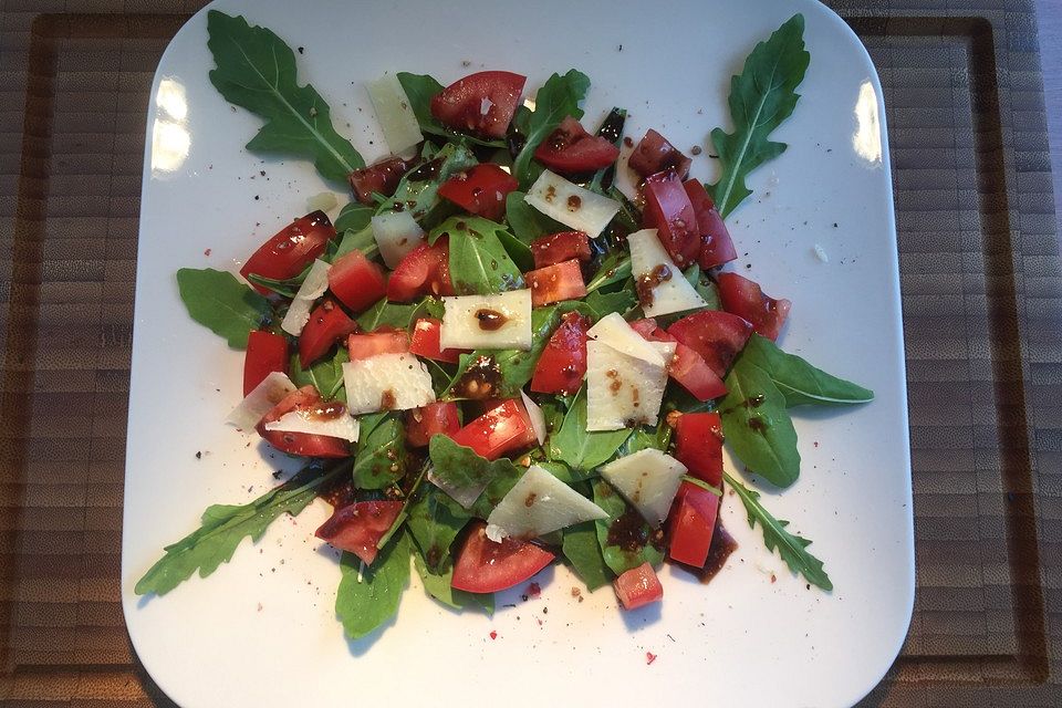 Rauke-Tomaten-Salat mit Balsamicodressing und Parmigiano