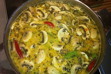 Feurige Thaisuppe mit Garnelen und Hähnchenbrust