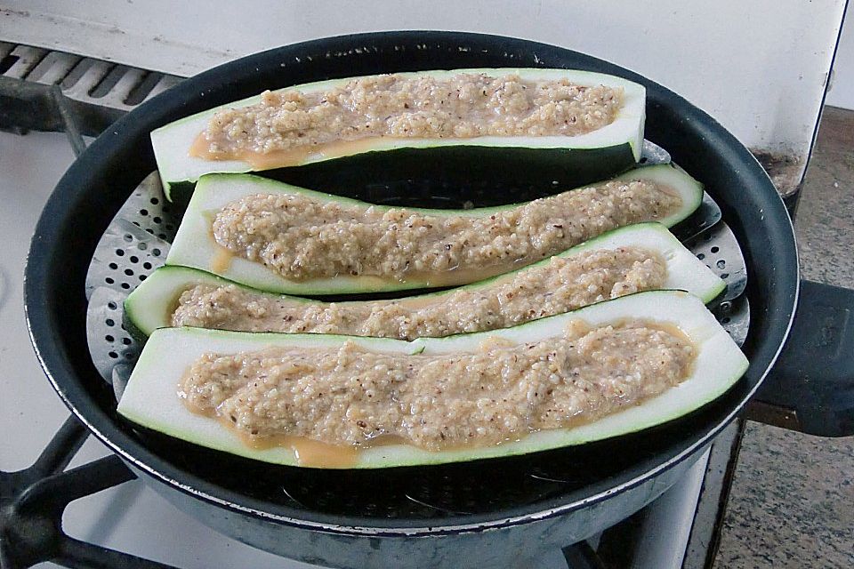 Zucchini mit Hirse-Nussfüllung und Karotten-Sahnepüree