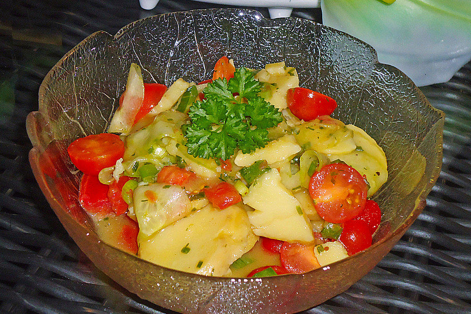 Kartoffelsalat mit Gurke und Tomate