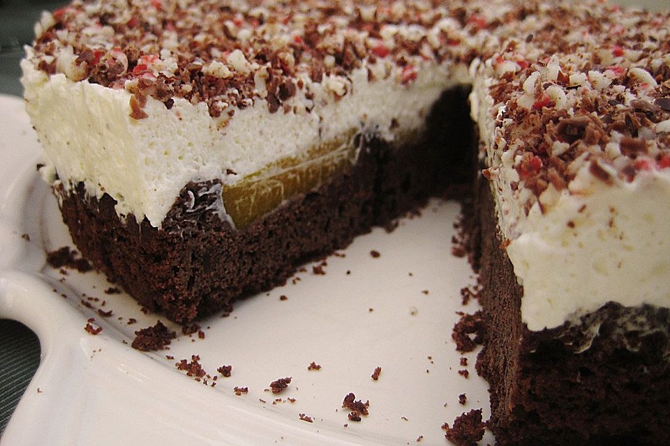 Fruchtiger Schokokuchen mit Erdbeer-Joghurt Raspeln