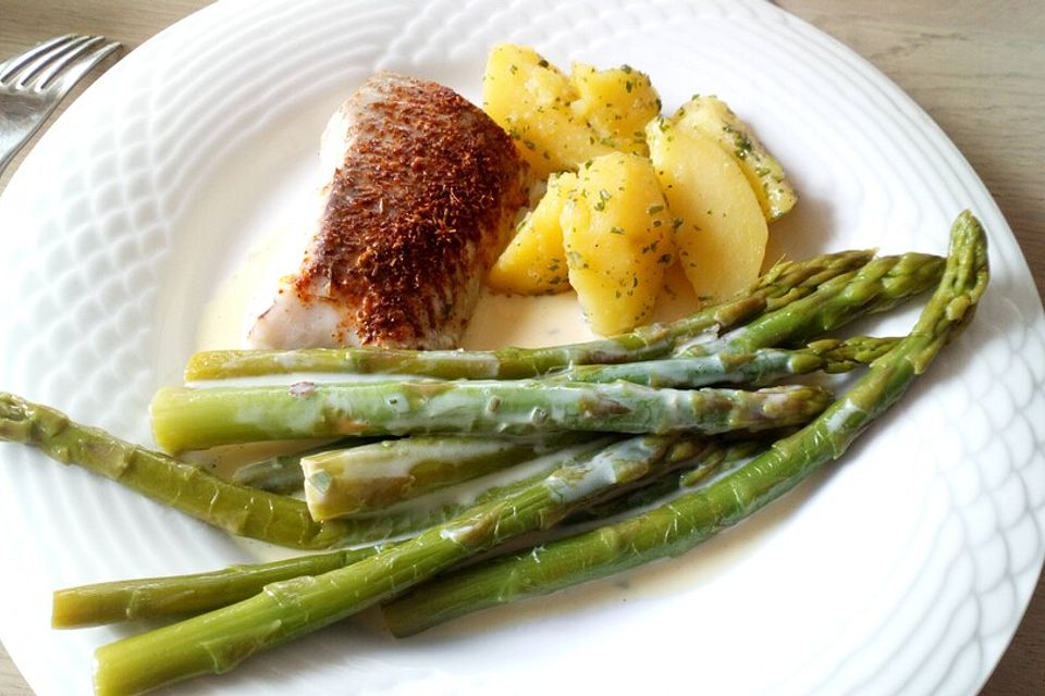 Medaillons vom weißen Thunfisch mit grünem Spargel und Kartoffeln