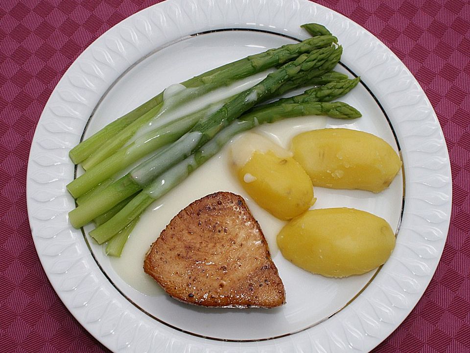 Medaillons vom weißen Thunfisch mit grünem Spargel und Kartoffeln von ...