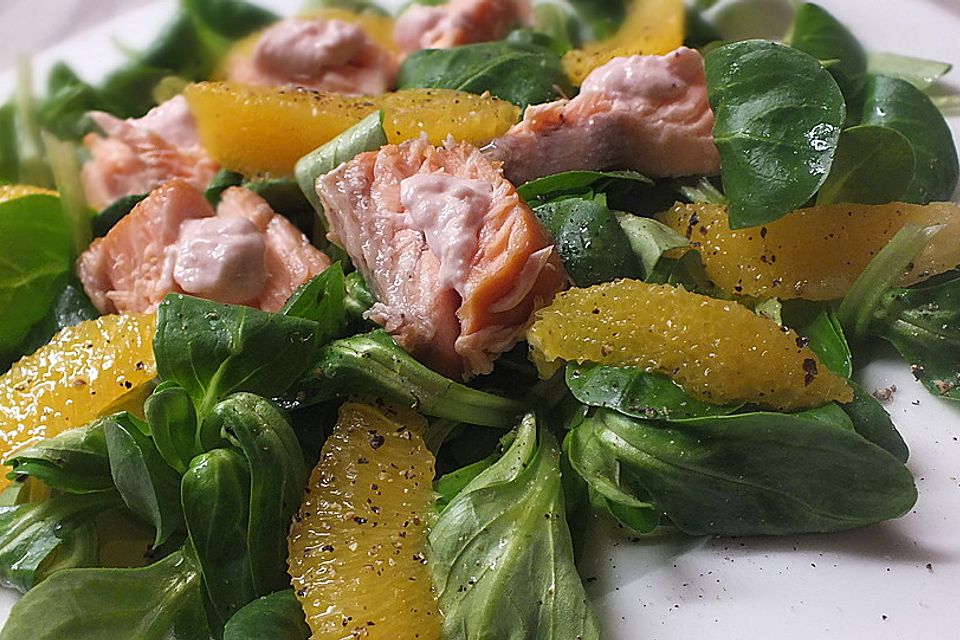 Feldsalat mit Lachsfilet und Orangendressing