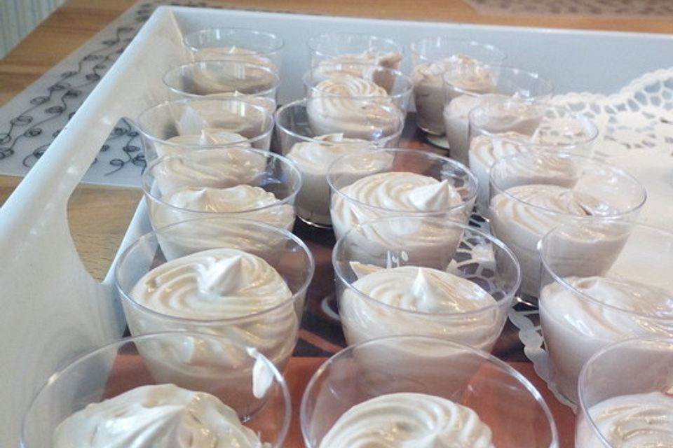 Amaretto-Nuss-Nougat-Becher Amaretto-Nuss-Nougat-Becher