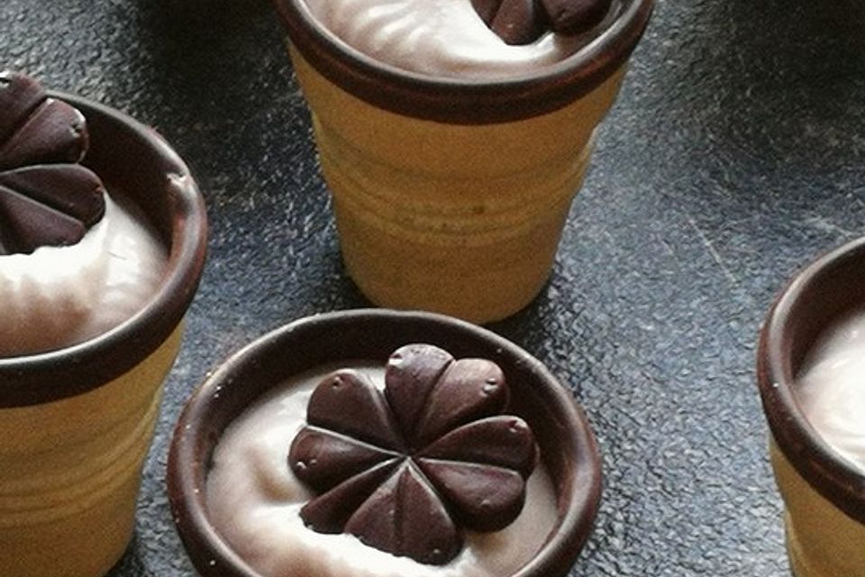 Amaretto-Nuss-Nougat-Becher Amaretto-Nuss-Nougat-Becher