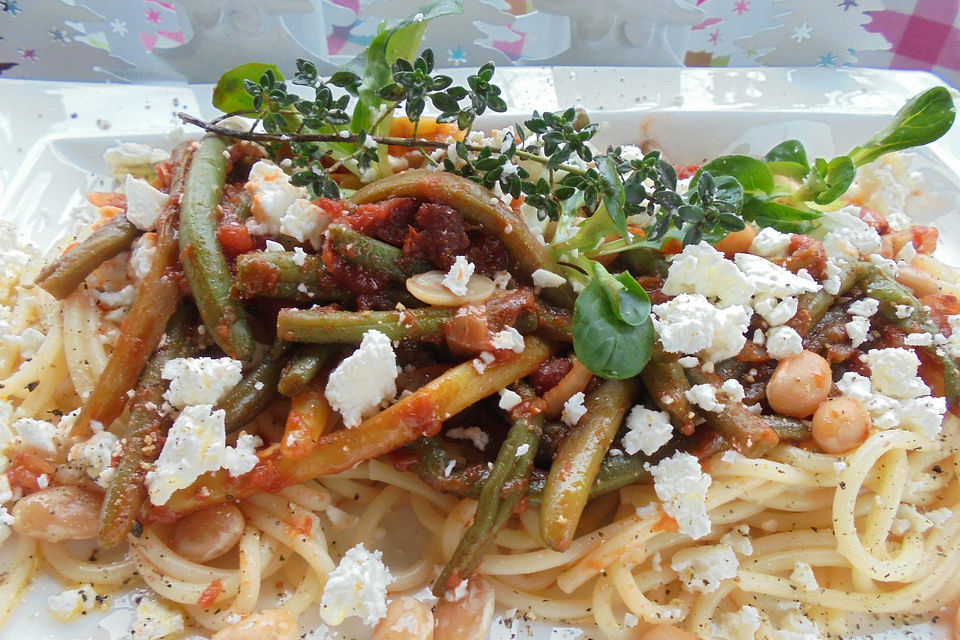 Pasta mit Bohnen und Schafskäse