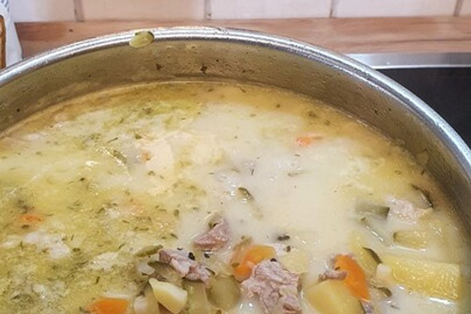 Polnische saure Gurkensuppe