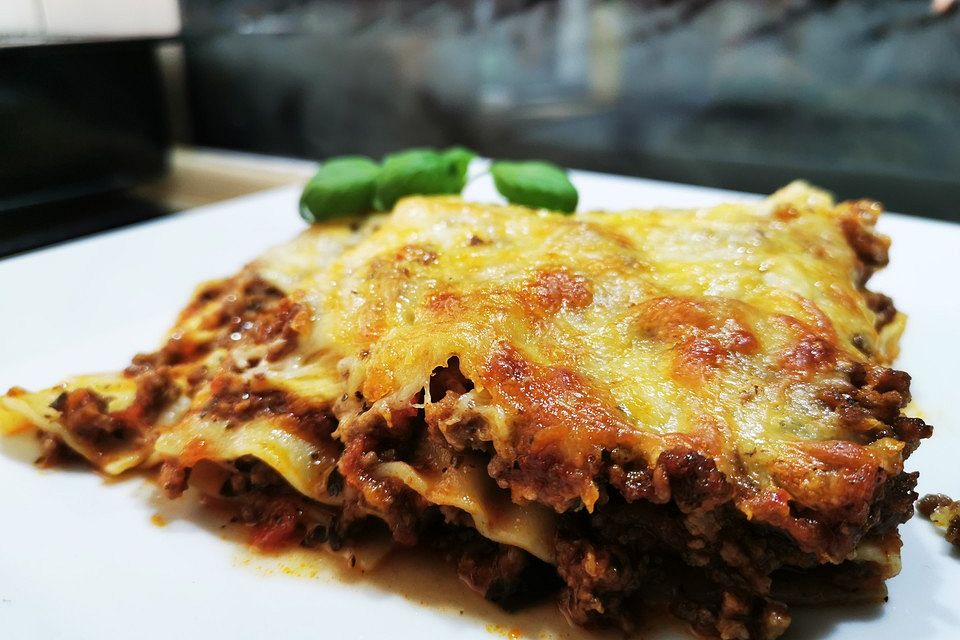 Lasagne mit Hackfleisch- und Bechamelsoße mit Gemüse