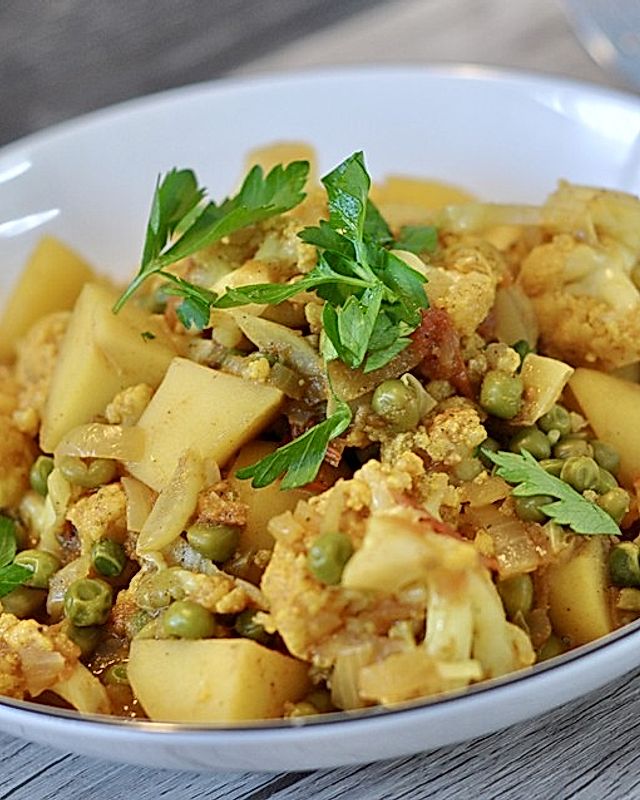 Indischer Blumenkohl mit Kartoffeln und Erbsen