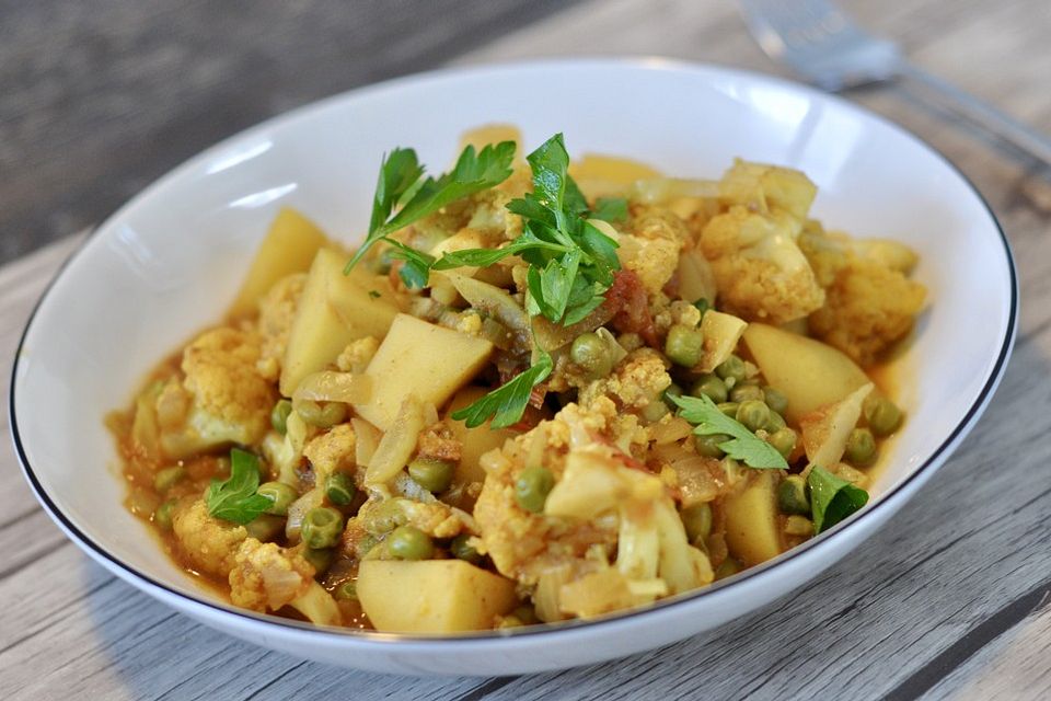 Indischer Blumenkohl mit Kartoffeln und Erbsen