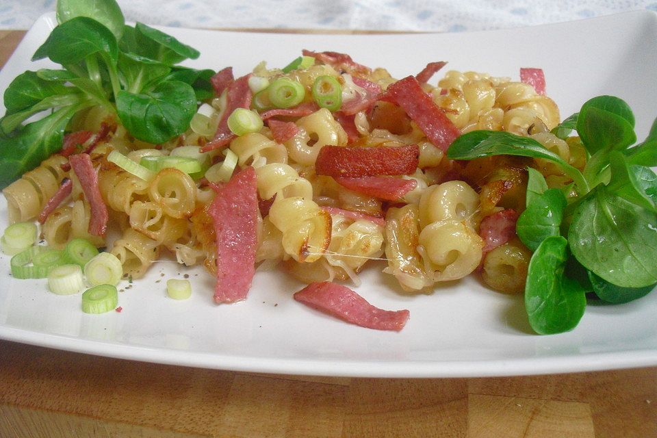 Nudeln mit Salami und Käse