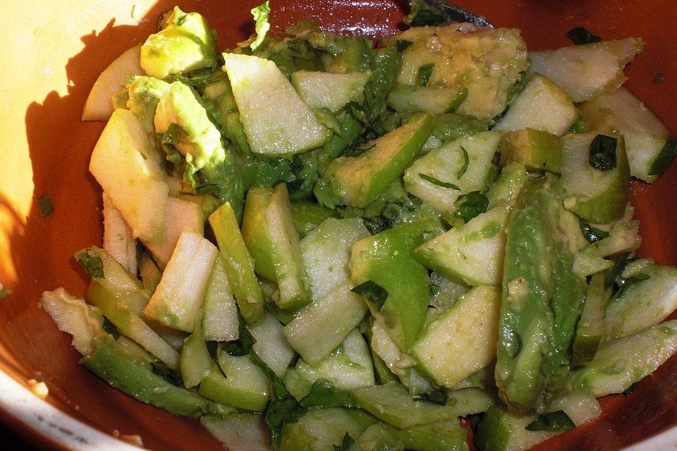 Apfel-Avocado-Salat mit Sauerampfer-Vinaigrette