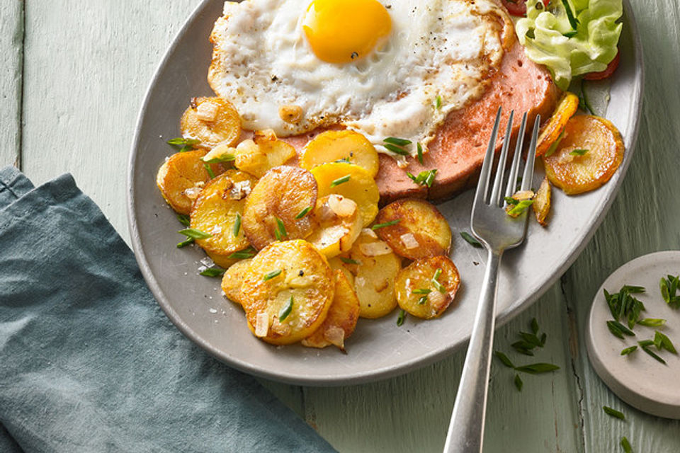 Leberkäse mit Bratkartoffeln und Spiegelei