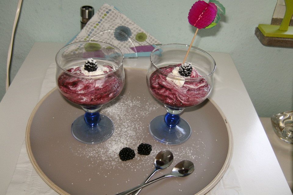 Brombeer-Sahnedessert