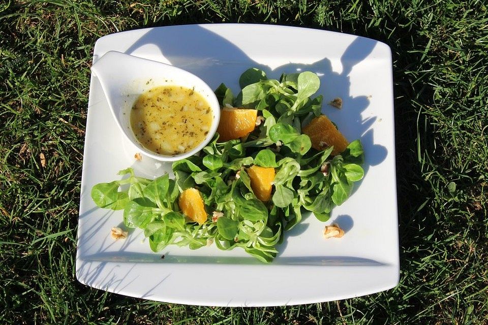 Feldsalat mit Walnuss-Orangen-Vinaigrette