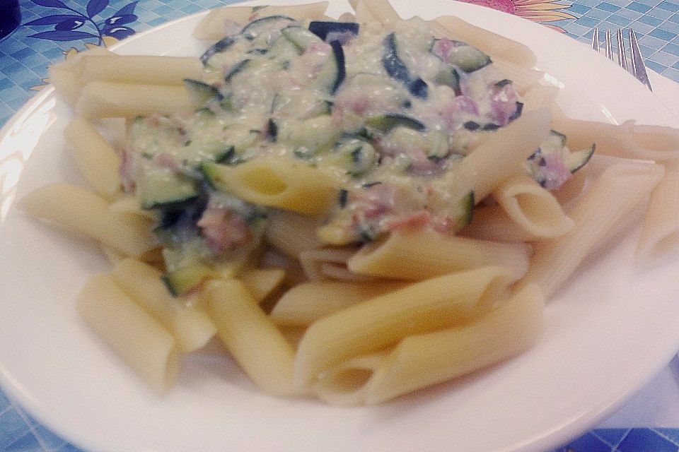 Pasta alla carbonara con zucchine