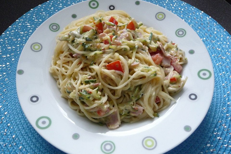 Pasta alla carbonara con zucchine