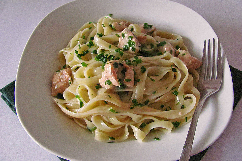 Linguine mit Lachs und Käse-Schnittlauch-Sauce