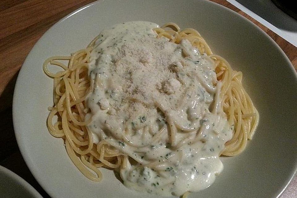 Spaghetti mit Drei Käse-Sauce