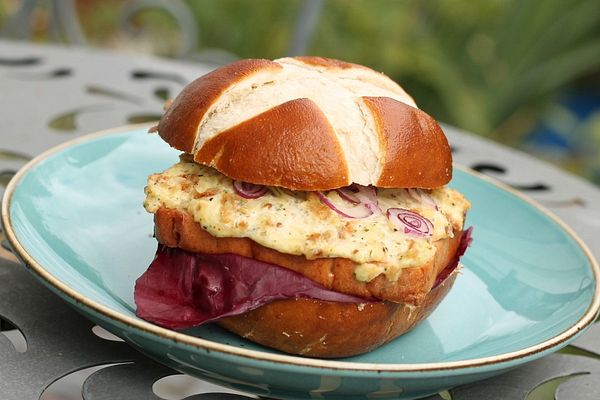 Laugenbrötchen-Leberkäse Burger von emkayfan1987 | Chefkoch Laugenbrötchen-Leberkäse Burger von emkayfan1987 | Chefkoch